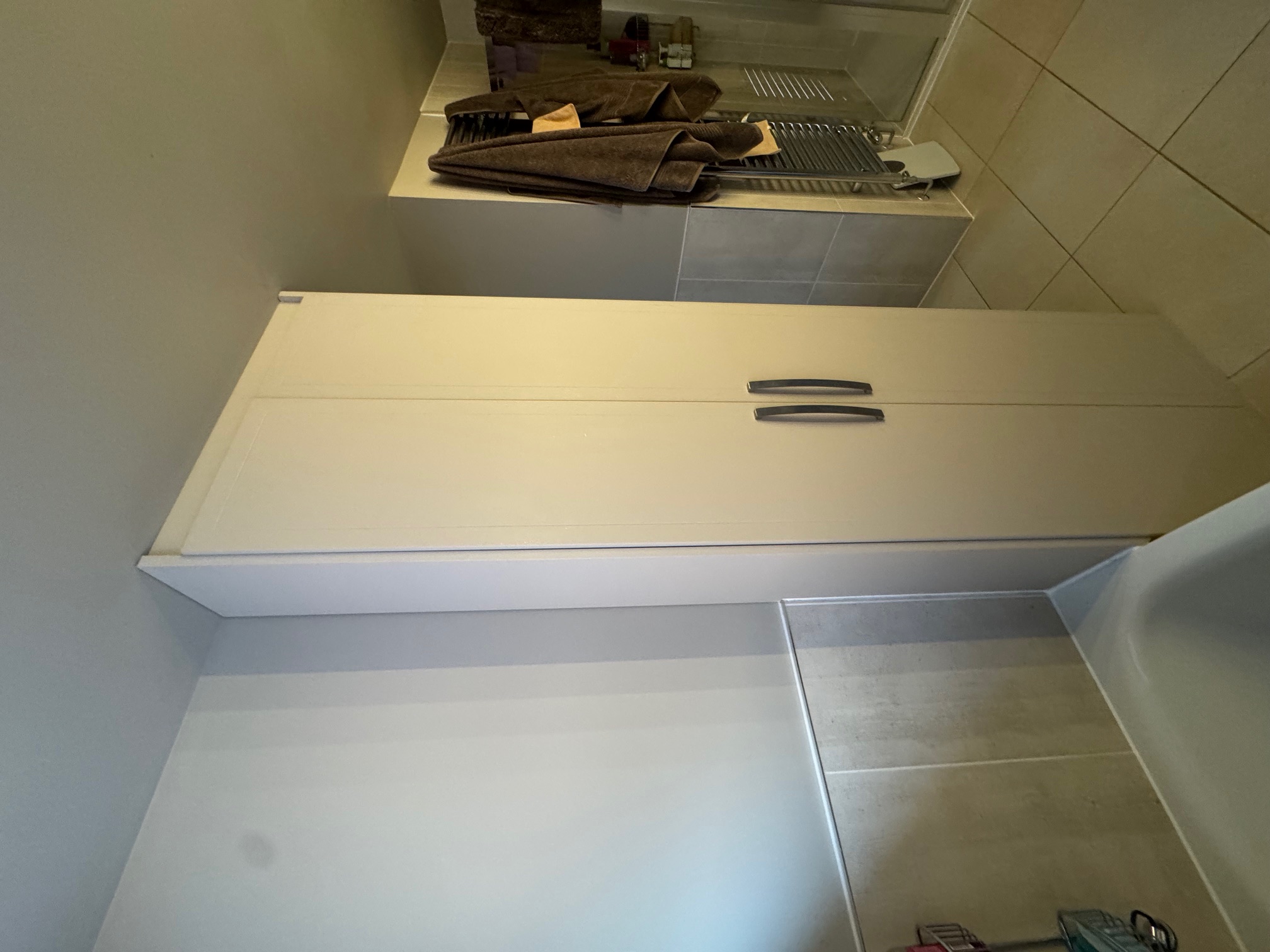 Minimalist built in bathroom storage